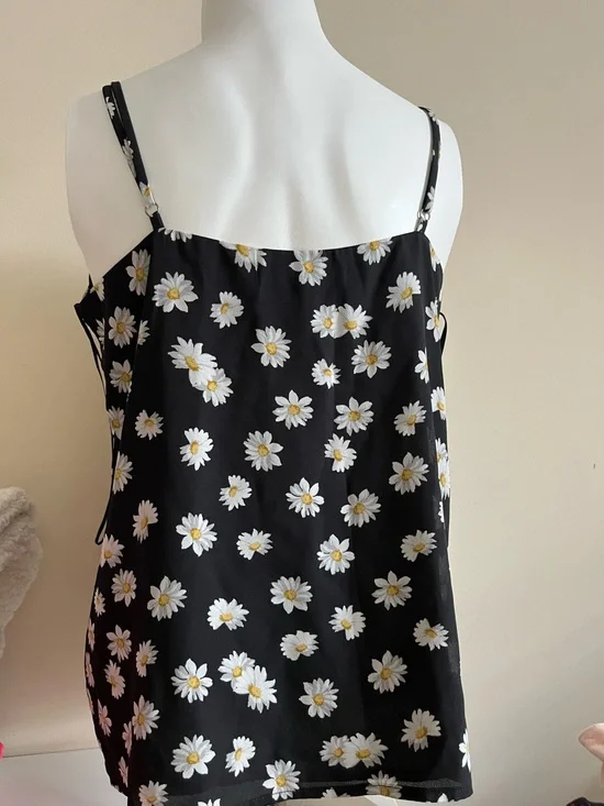 Socialite Black Floral Cami with Scalloped Edge - Picture 2 of 3